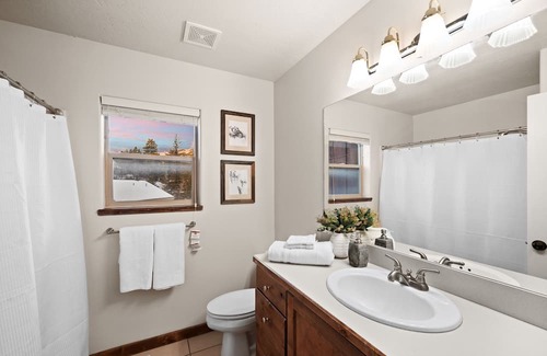 Park City Kabine | Cozy family friendly getaway 2 King Beds/Mountain View’s & Complimentary Coffee!