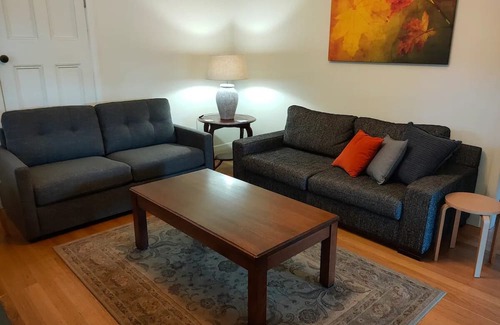 Mansfield Haus | Ashlyn House, Central 2BR King Queen, Entire home