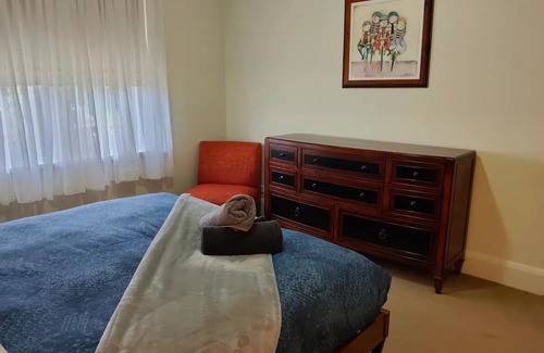 Mansfield Haus | Ashlyn House, Central 2BR King Queen, Entire home