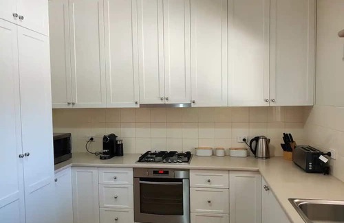 Mansfield Haus | Ashlyn House, Central 2BR King Queen, Entire home