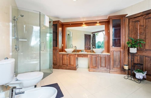 Whitford Haus | Countryside Zen Estate with Sea views and Pool