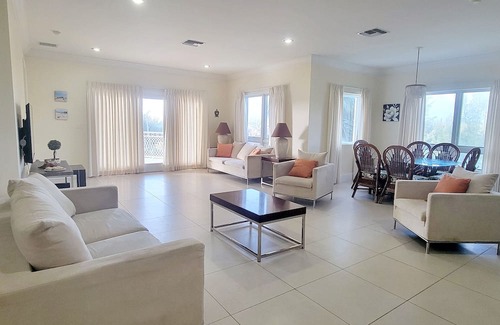 Bahamia West Eigentumswohnung | Gated Lux family size condo near beach w/boat dock, working station, pool, canal