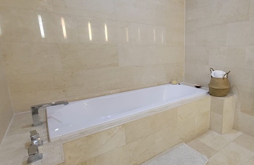 Bahamia West Eigentumswohnung | Gated Lux family size condo near beach w/boat dock, working station, pool, canal