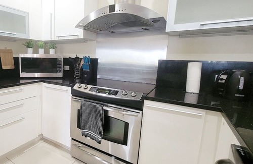 Bahamia West Eigentumswohnung | Gated Lux family size condo near beach w/boat dock, working station, pool, canal