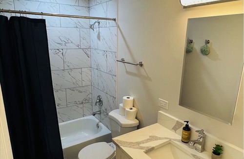 Des Plaines Haus | 9mins from Ohare,2 free parking 4 bedroom,1.5 B Pet friendly Closer I-294, I-53.