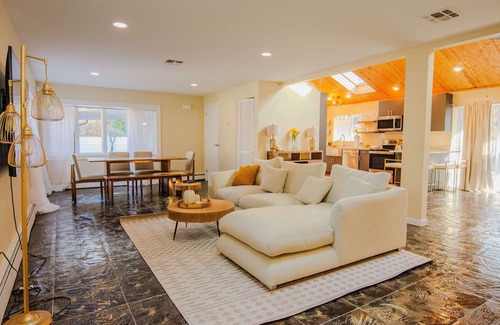Rochelle Park Haus | Spacious 3 BED / 3 BATH - Close to NYC w/ Pool & Hot Tub