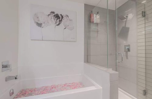 Mission District Wohnung | YYC 1BR Gem | Central Location + Fast WI-FI