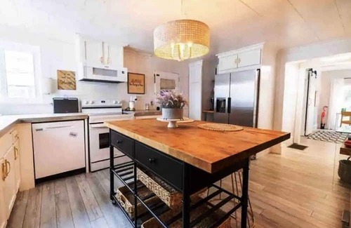 De Funiak Springs Haus | Minutes from historic downtown and Lake Defuniak! Pet friendly 🐶