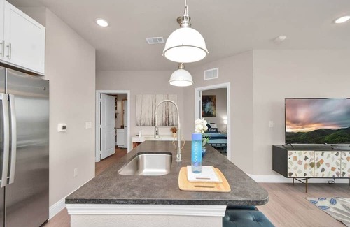 Clear Lake Shores Wohnung | The Coastal Breeze near Kemah Boardwalk and NASA