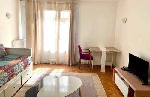 Suresnes Wohnung | Homerez - Beautiful studio for 2 ppl. at Suresnes
