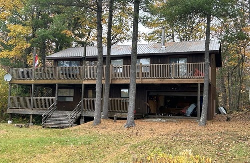Selwyn Hütte | Island Retreat on Lower Buckhorn