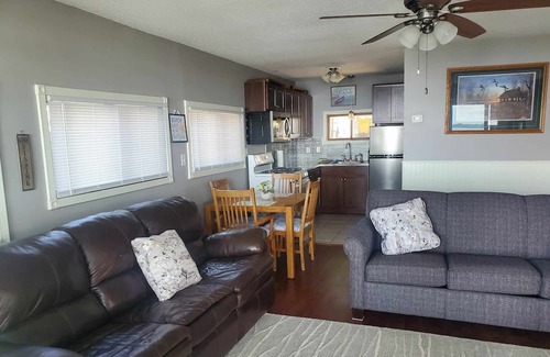 Chisago City Kabine | 40 Min from the cities, 4 ft from the shore! Sandy beach. Fish off the dock!