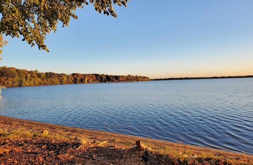 Chisago City Kabine | 40 Min from the cities, 4 ft from the shore! Sandy beach. Fish off the dock!