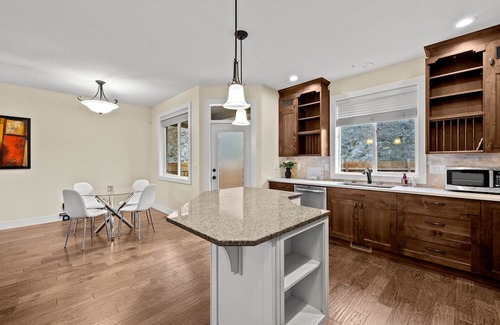 Kamloops Haus | King Bed, Spacious New House w/Private deck, Fast Wifi, FREE Parking