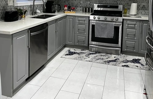 Malton Haus | 3 Bed Room2 full Wash Room entire Apt, 5 km to Pearson Airport, Sleeps up to 7,