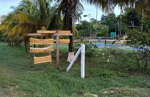San Ignacio Kabine | Cool and comfortable cabin at River Bend Lodge in the heart of Cayo