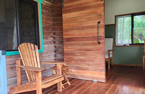 San Ignacio Kabine | Cool and comfortable cabin at River Bend Lodge in the heart of Cayo
