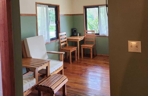 San Ignacio Kabine | Cool and comfortable cabin at River Bend Lodge in the heart of Cayo