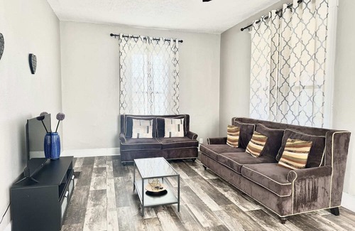 Shelbyville Haus | Huge, 4 Bedrooms 10 min to Casino, 25 min to Indy!