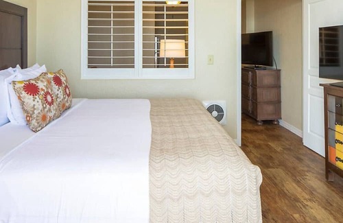 Volusia County Resort | OCEANFRONT - 2 Bdrm w/balonies, Casa Del Mar Resort 10 miles from Daytona Beach