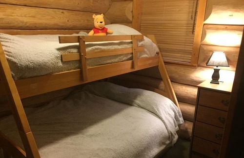 Sunshine Valley Kabine | Welcome to Serenity! A cozy log cabin in a beautiful area to relax & recharge.