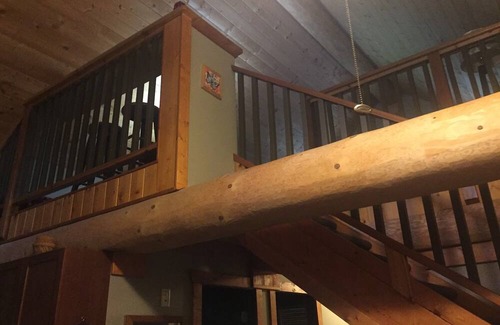 Sunshine Valley Kabine | Welcome to Serenity! A cozy log cabin in a beautiful area to relax & recharge.