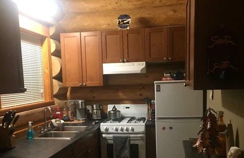 Sunshine Valley Kabine | Welcome to Serenity! A cozy log cabin in a beautiful area to relax & recharge.