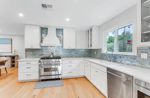 Cleone Haus | Charming house in private location near beach with fireplace & Starlink internet