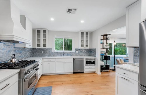 Cleone Haus | Charming house in private location near beach with fireplace & Starlink internet