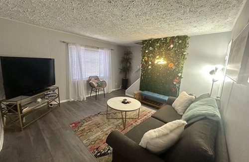 South Hills Wohnung | Chic & Stylish Retreat w/ Private Hot Tub✨ 15 mins from Airport & Downtown!