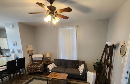 Winterset Wohnung | Cozy apartment in charming small town Winterset, walking distance to square
