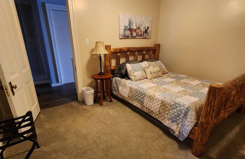 Winterset Wohnung | Cozy apartment in charming small town Winterset, walking distance to square