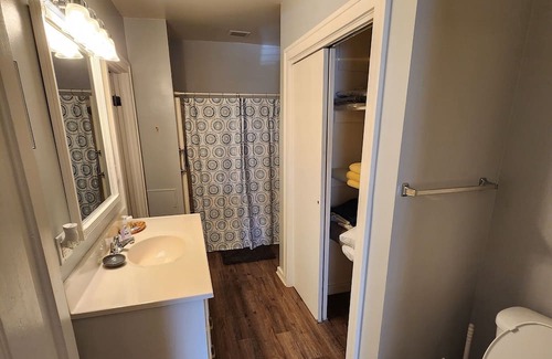 Winterset Wohnung | Cozy apartment in charming small town Winterset, walking distance to square