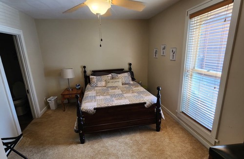 Winterset Wohnung | Cozy apartment in charming small town Winterset, walking distance to square