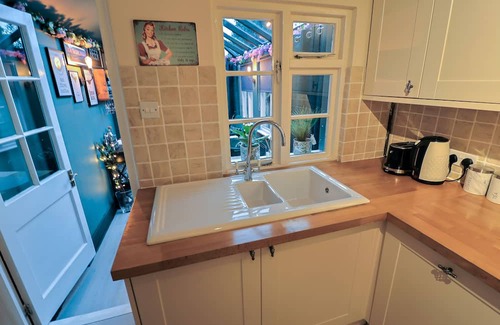 Burnham-on-Crouch Hütte | The Bay Tree Cottage is a newly refurbished cottage with loads aminities inside