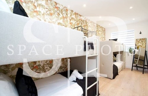 Uxbridge South Wohnung | Enchanted Greenery: 3BR w/Lush Garden and Game Room