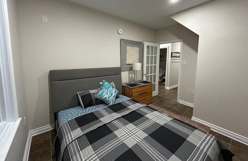 Hawkesbury Wohnung | Convenient 2-level downtown apartment.