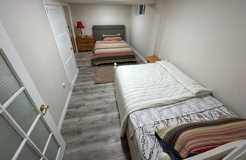 Hawkesbury Wohnung | Convenient 2-level downtown apartment.