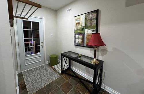Hawkesbury Wohnung | Convenient 2-level downtown apartment.