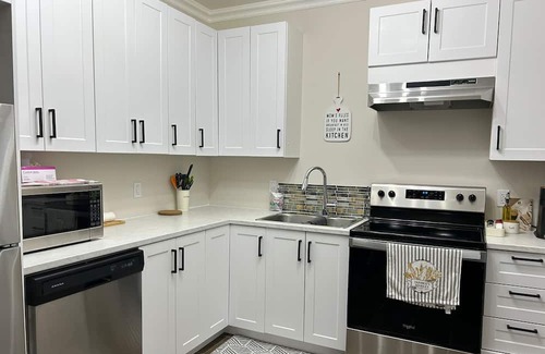 Hawkesbury Wohnung | Convenient 2-level downtown apartment.