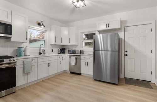 South Wedge Haus | Modern 4 BR/2 Bath House near University of Rochester