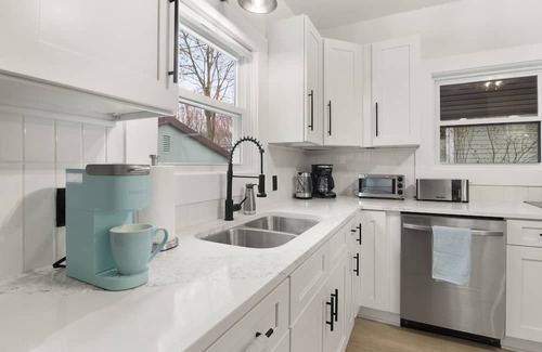 South Wedge Haus | Modern 4 BR/2 Bath House near University of Rochester