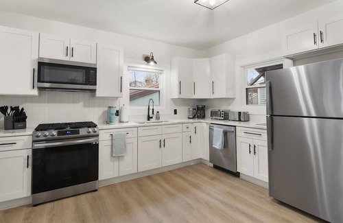South Wedge Haus | Modern 4 BR/2 Bath House near University of Rochester