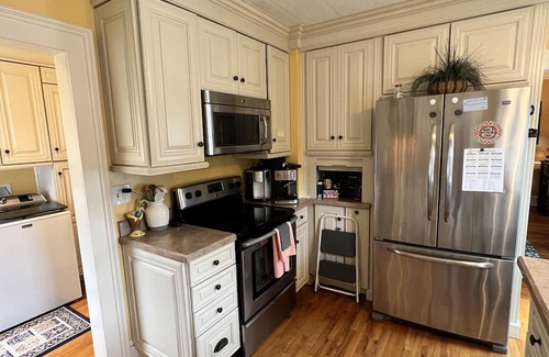 Wallingford Center Wohnung | New England Charm is all around this Victorian Home. Choate Parents’ welcome!