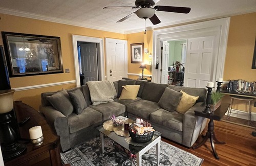 Wallingford Center Wohnung | New England Charm is all around this Victorian Home. Choate Parents’ welcome!