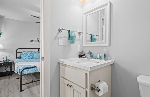 Rockport Hütte | The Peaceful Palms Cottage - Community Pool and Pet Friendly