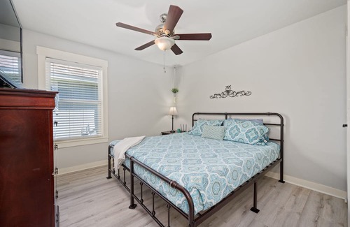 Rockport Hütte | The Peaceful Palms Cottage - Community Pool and Pet Friendly