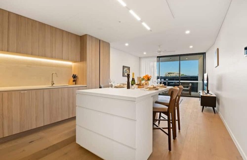 West End Wohnung | Excellent location Luxury 2BR apt w/carpark