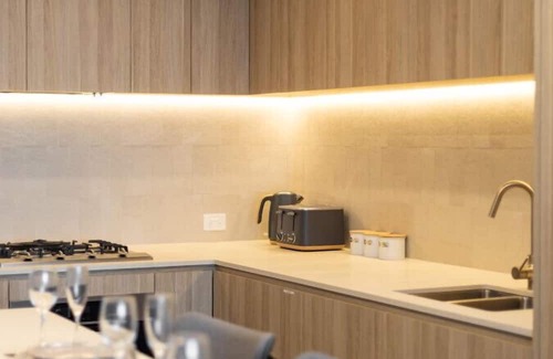 West End Wohnung | Excellent location Luxury 2BR apt w/carpark
