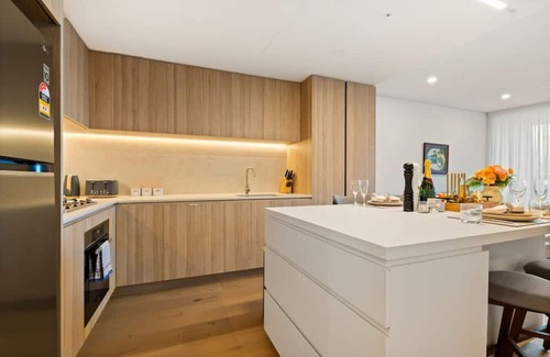 West End Wohnung | Excellent location Luxury 2BR apt w/carpark